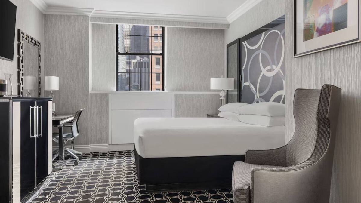 Theater District House | Deluxe King Room at The Muse New York