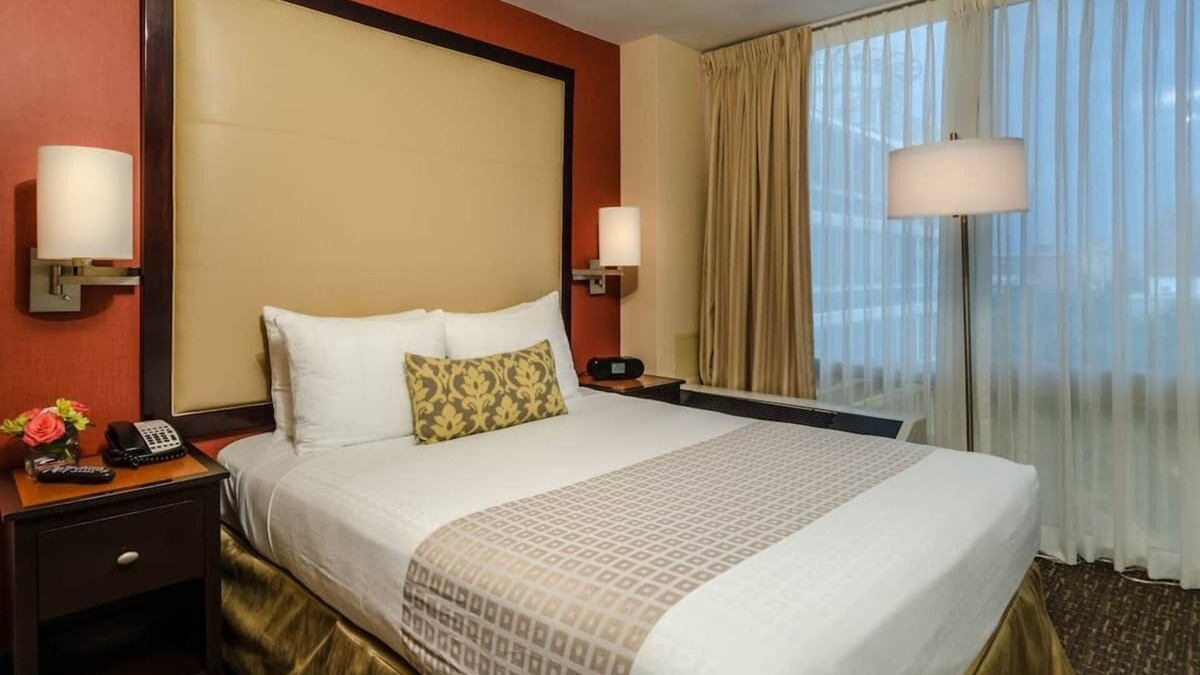 Dupont Circle Hotel | Deluxe King Room at Beacon Hotel & Corporate Quarters