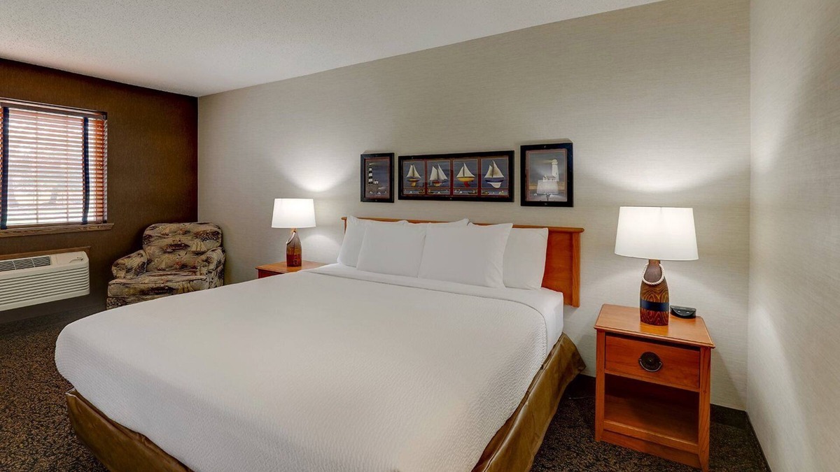 Peoria Hotel | Deluxe King Room in Stoney Creek Peoria! Easy I-74 Access, On-site Parking