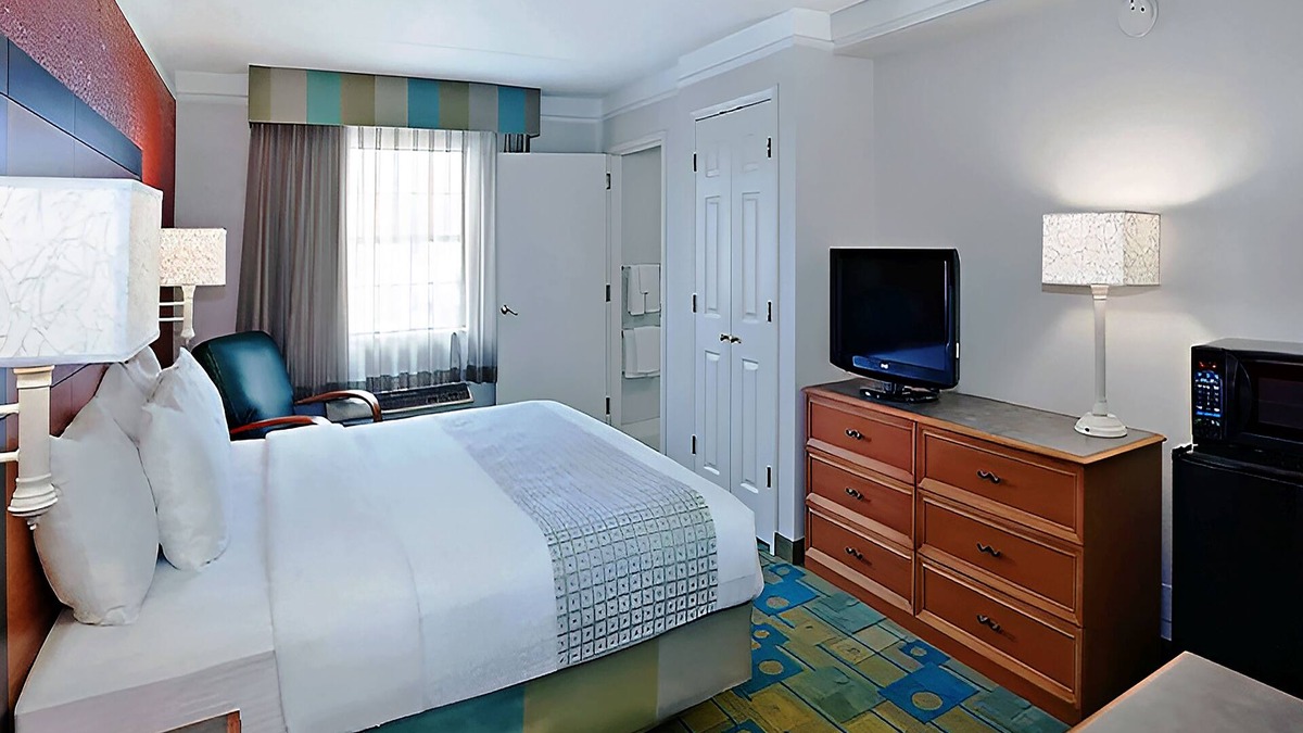 Merrillville House | Deluxe King Room