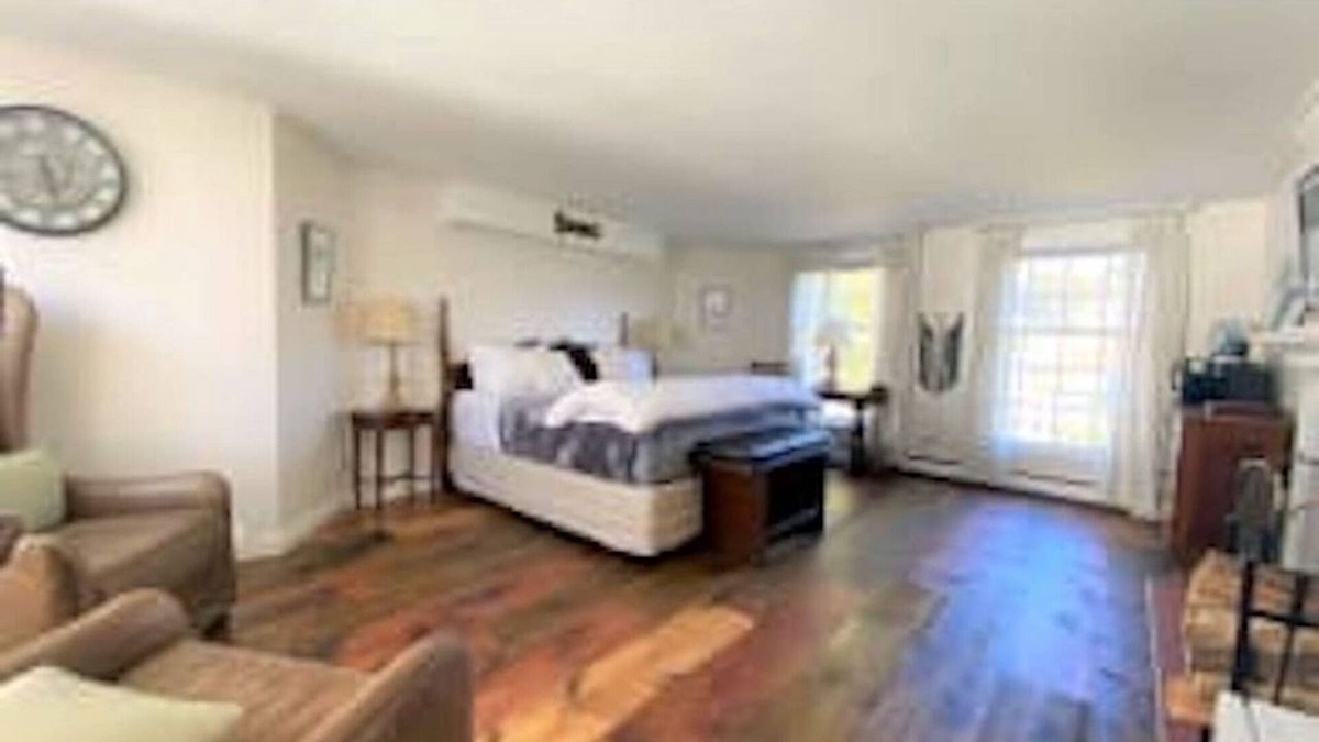 West Dover Resort | Deluxe King Room w/fireplace and separate entrance
