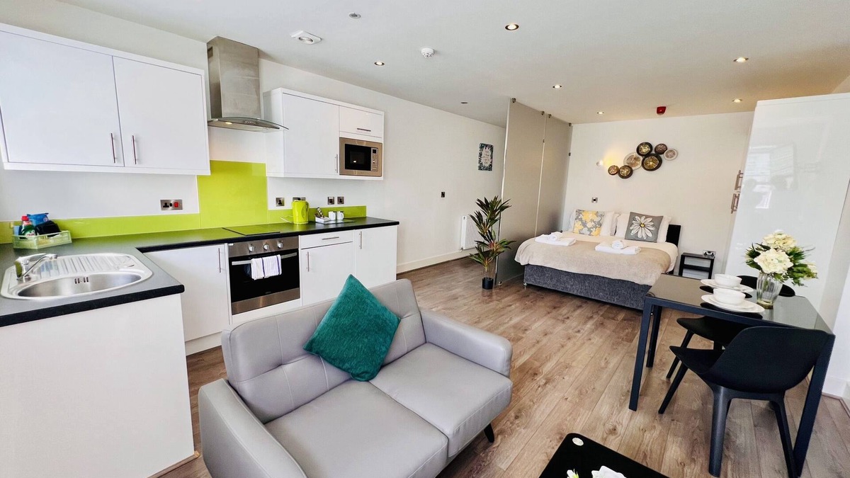 Barbican Apartment | Deluxe King Studio- private en-suite with shower