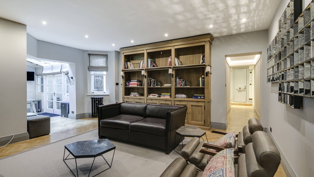 City of Westminster Apartment | Deluxe Lower Ground Mayfair Home by Oxford Street