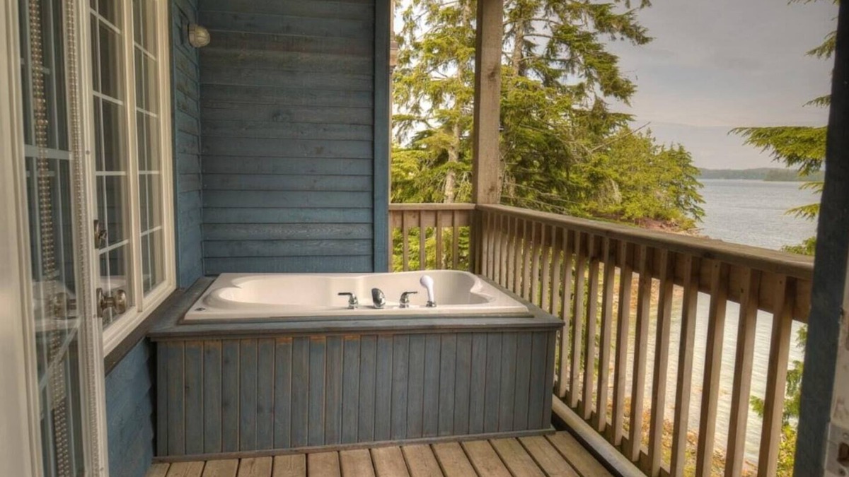 Ucluelet Condo | DELUXE ONE BEDROOM KING SUITE + OUTDOOR SOAKER TUB ON PATIO