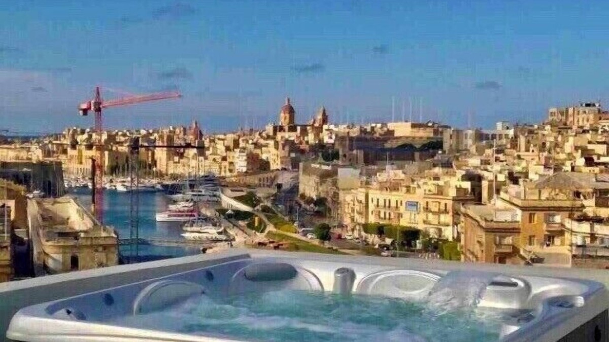 Cospicua Bed & Breakfast | Deluxe Penthouse Suite: Jacuzzi, Private Terraces, Breathtaking Views!