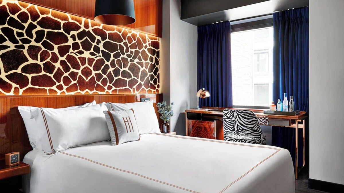Midtown Hotel | Deluxe Queen Room | Hotel Hendricks | Walk to Bryant Park and Times Square