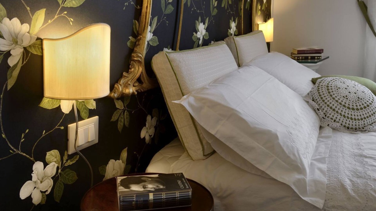 Terranuova Bracciolini Bed & Breakfast | Deluxe Room Nero su Bianco with A/C and Private Bathroom in Villa le Facezie B&B