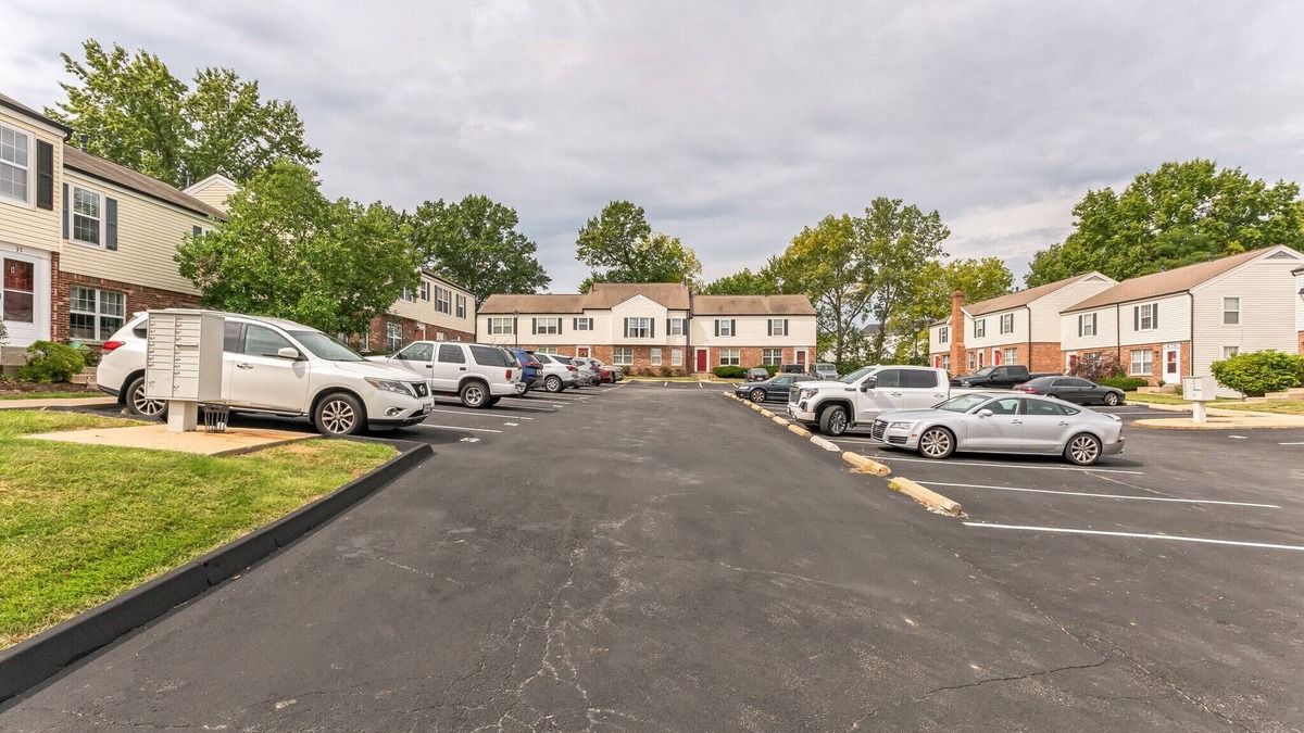 Lake St Louis Condo | Deluxe renovated condo conveniently located. 30 DAY MININUM