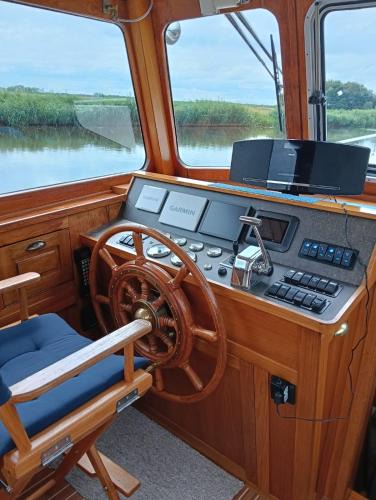 Municipality of Hoogeveen Boat Rental | Deluxe romantic boat