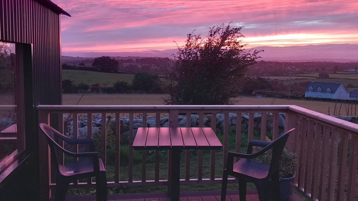 Borris Cabin | Deluxe romantic glamping cabin with king bed