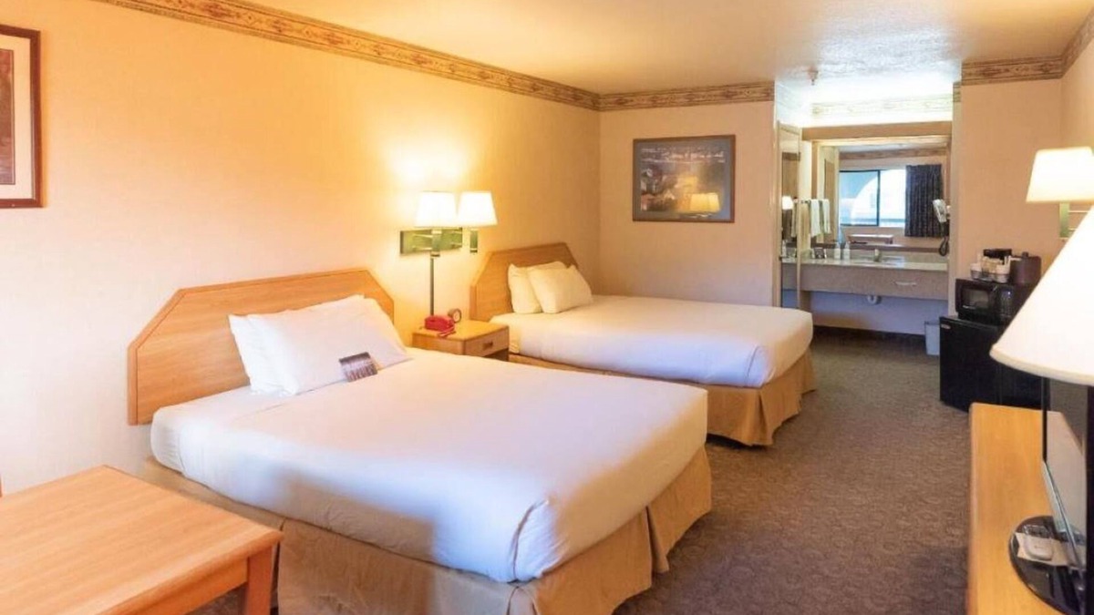 Rohnerville House | Deluxe Room 2 Queen Beds