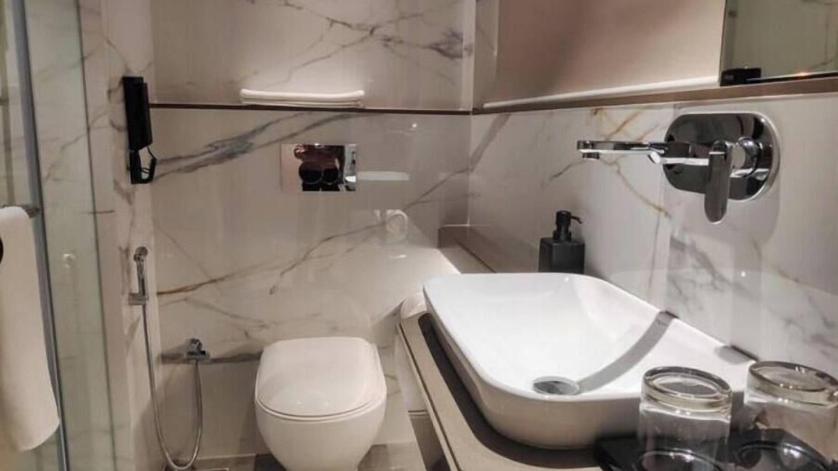Andheri East Apartment | Deluxe room in MIDC Andheri E