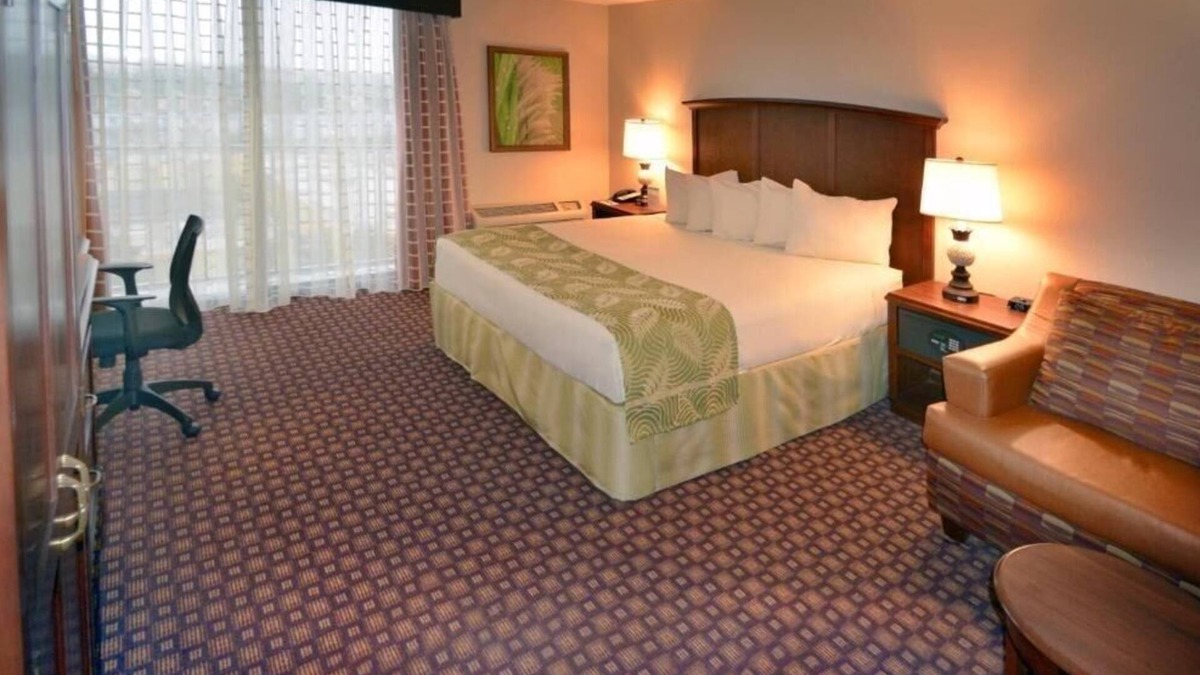 Florida Center Apartment | Deluxe Room Near Gator Golf Adventure Park ORL