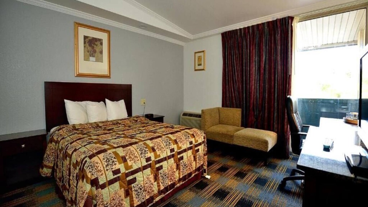 Somerset Hotel | DELUXE ROOM, QUEEN BED