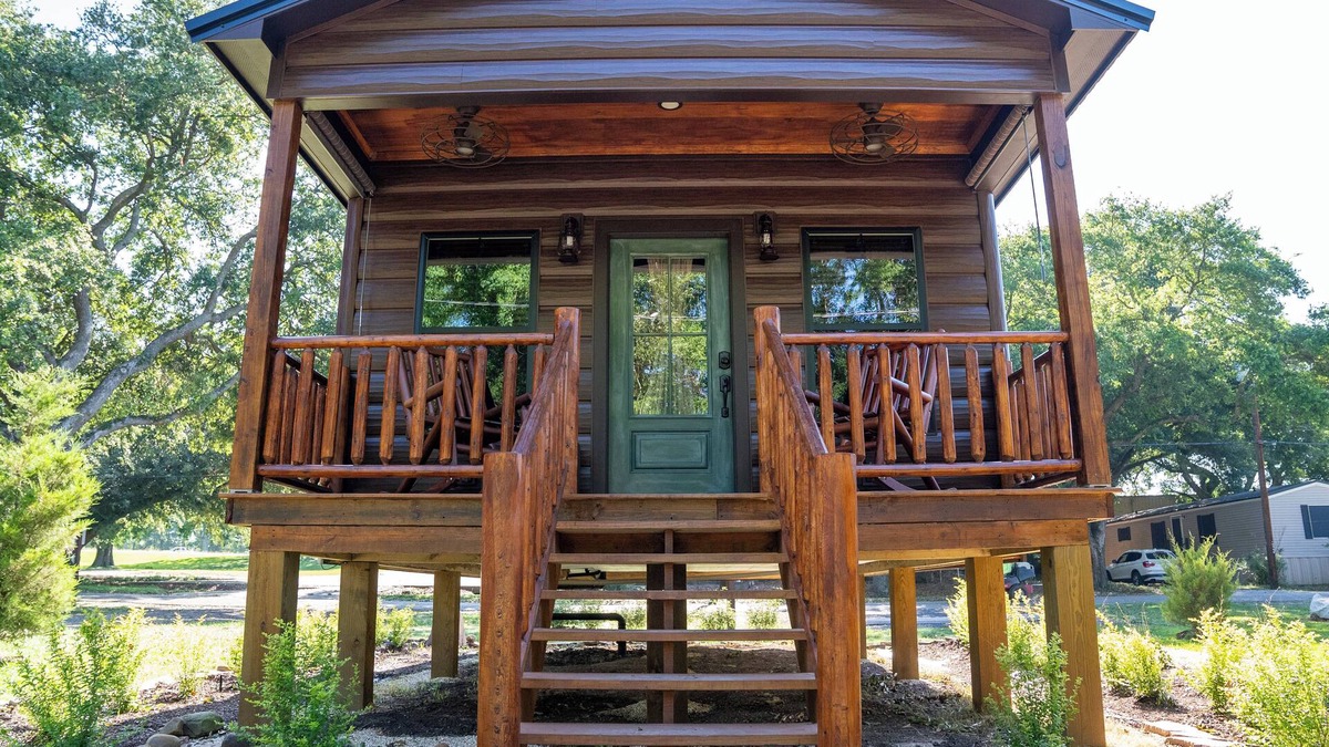 Broussard Cabin | Deluxe Rustic Tiny Cabin