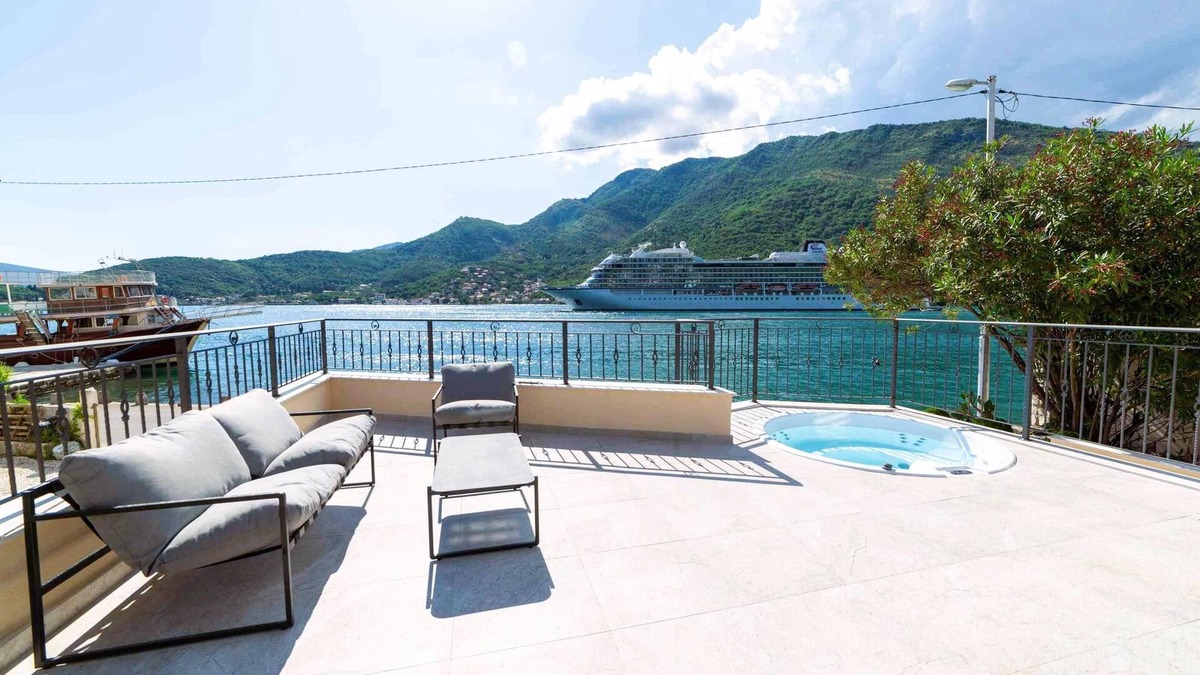 Tomicici Apartment | ❤️Deluxe Seafront Apartment 1 | Jacuzzi & Terrace | Stunning Boka Bay View 1BR