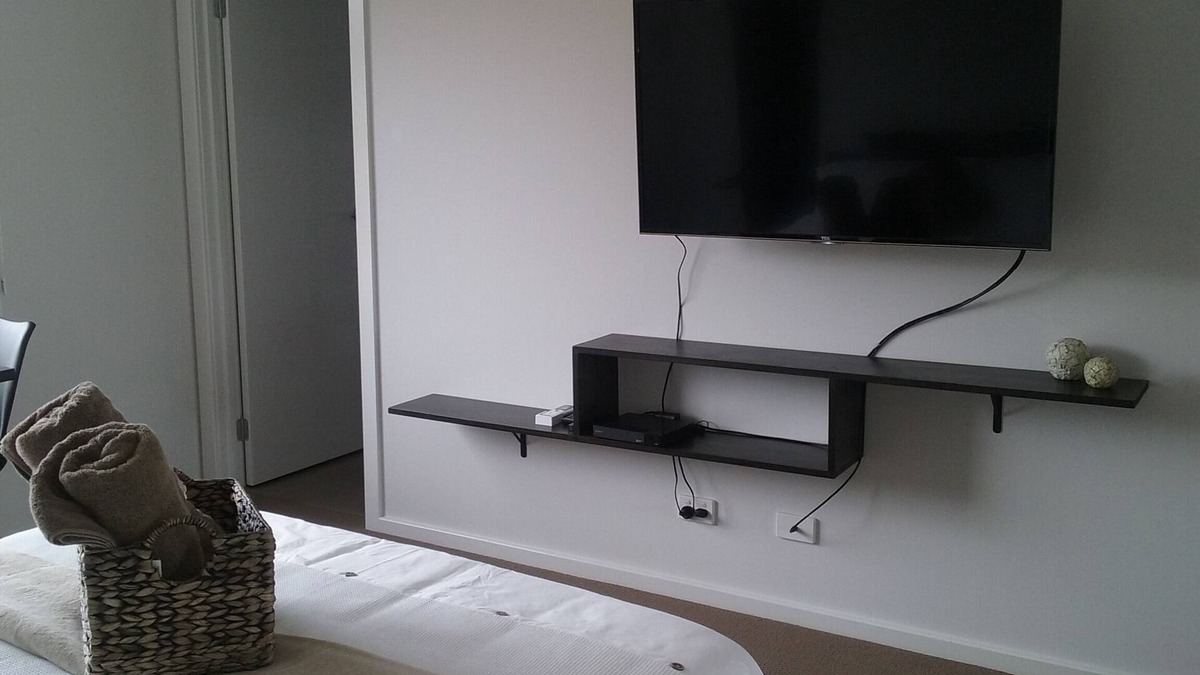 Axedale Apartment | Deluxe Self-Contained Studio with King Size Bed