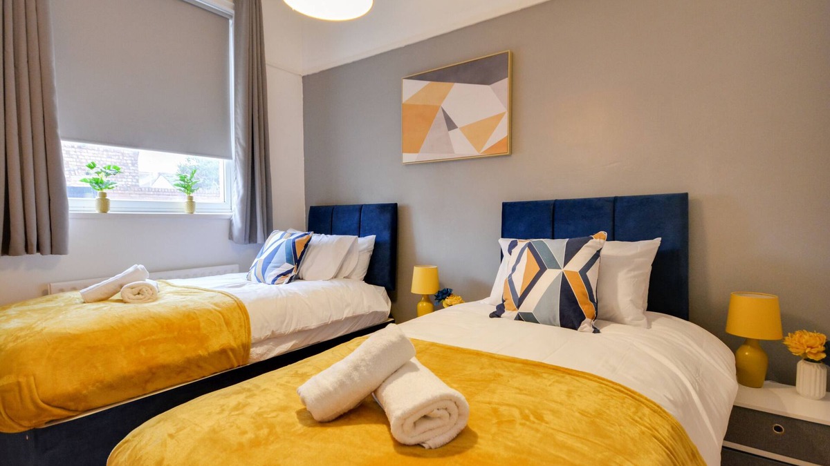 Wallasey Apartment | Deluxe Spacious 2BD Flat Free Parking Fast Wi Fi