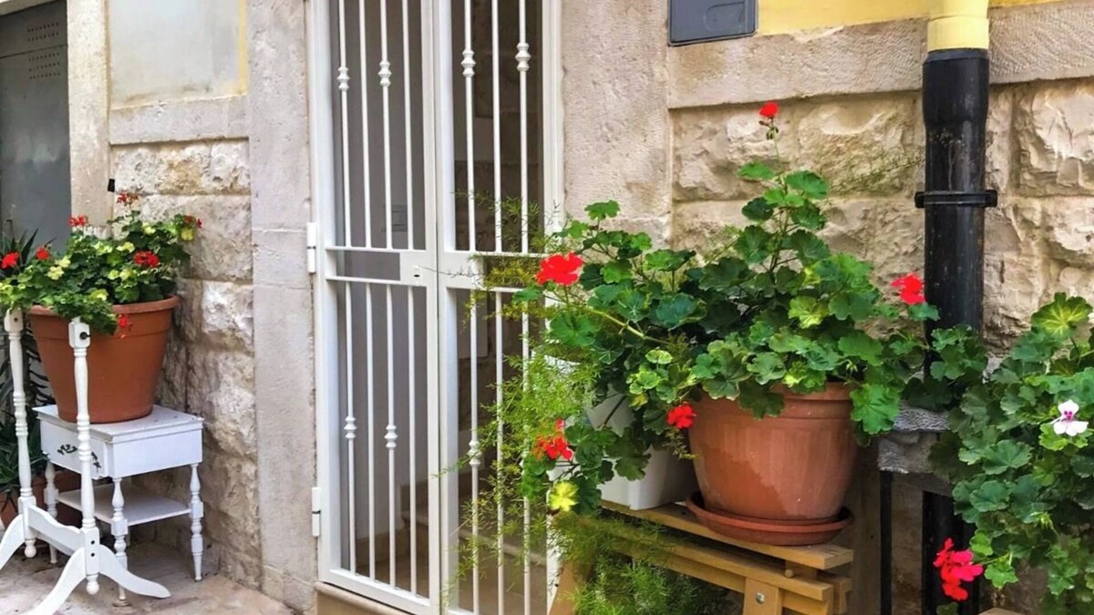 Molfetta Apartment | Deluxe Stone House