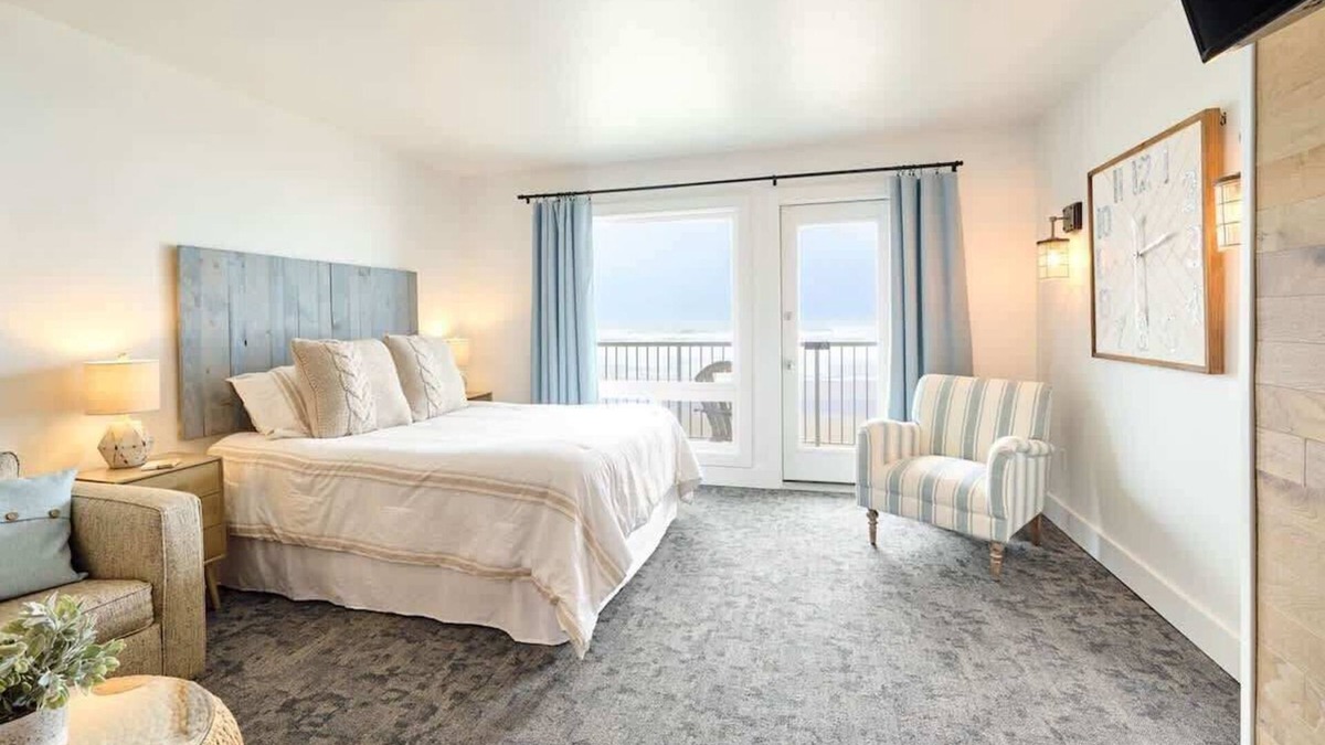 Logsden Condo | Deluxe Suite for 6, King Bed & Ocean Views, Pool and Hot Tub!