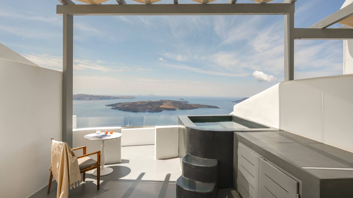 Firostefani House | Deluxe suite with Caldera View & Hot tub