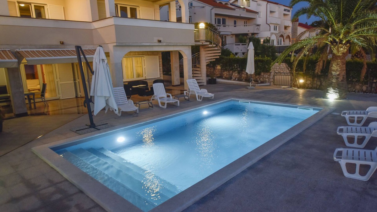 Novalja Apartment | Deluxe Three-Bedroom Apartment with Pool next to the Sea