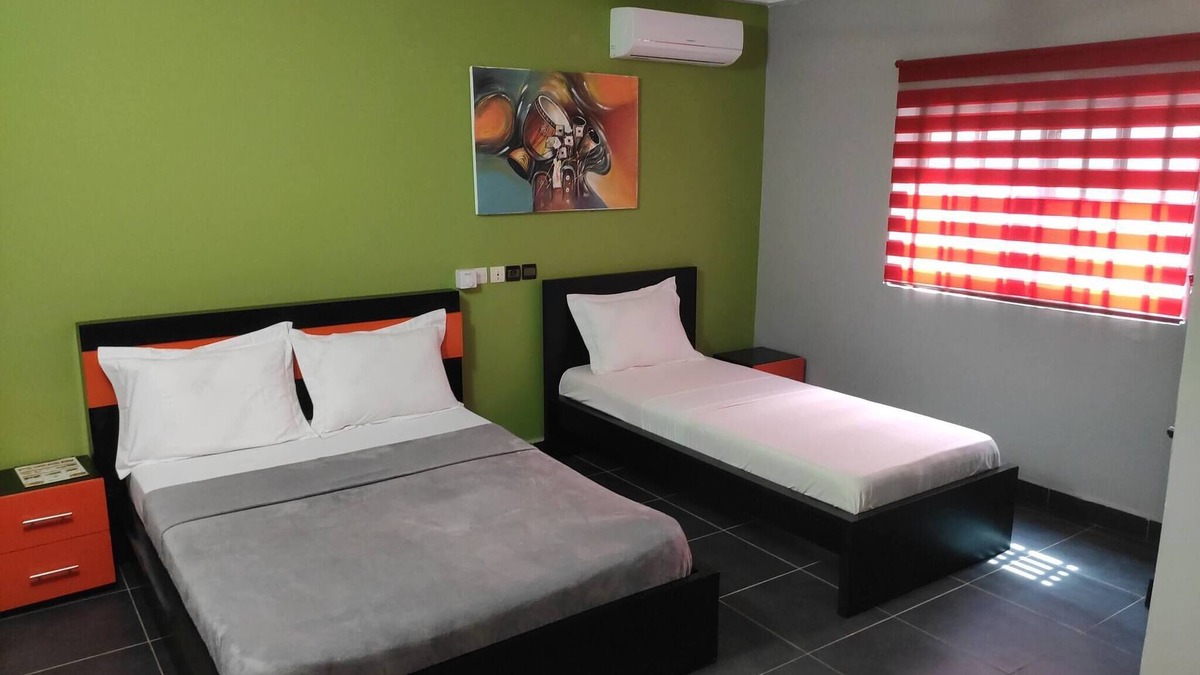 Lome House | Deluxe Twin Beds in Royal Blue Guest House and Bar Lome