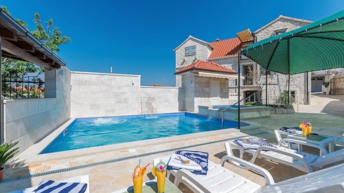 Skrip House | Deluxe Vacation Home near Beach Zastup