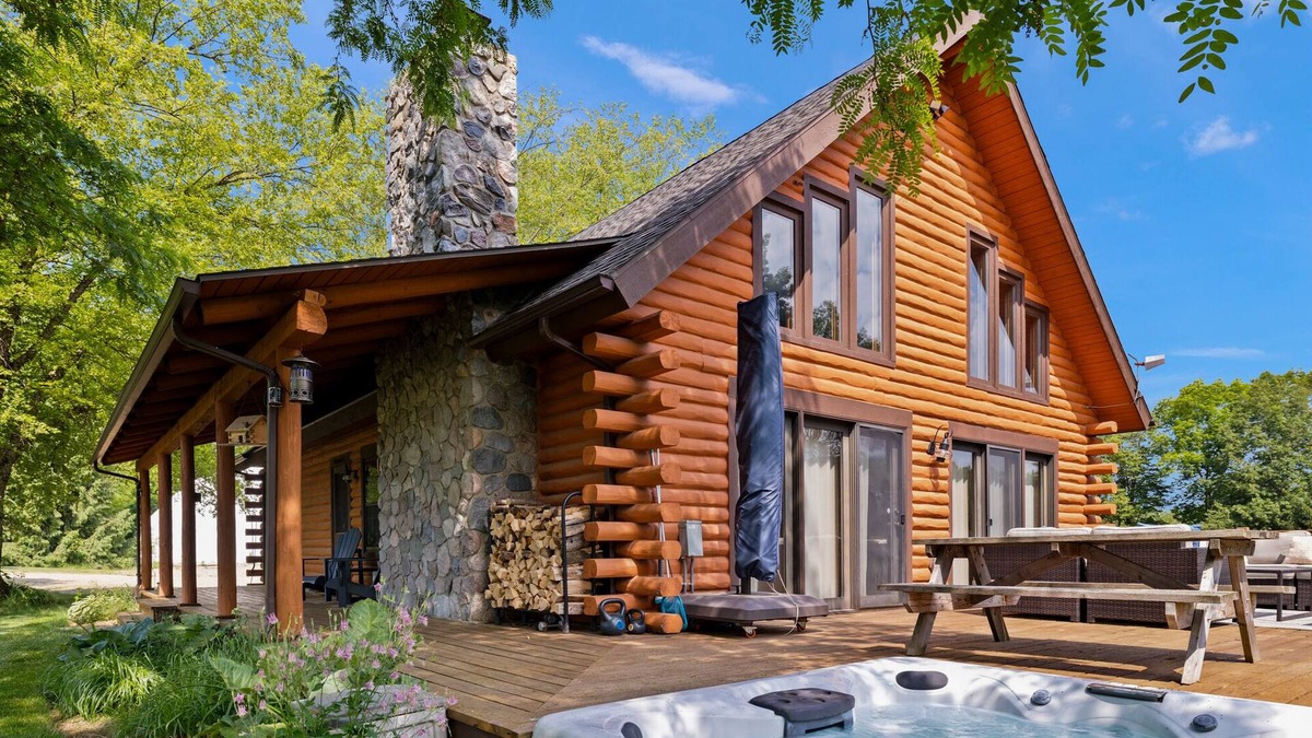 Rolling Prairie House | Deluxe Vacay Home on Idyllic 15 acres-Pool, Spa, Stocked Pond, Firepit, EV Chger