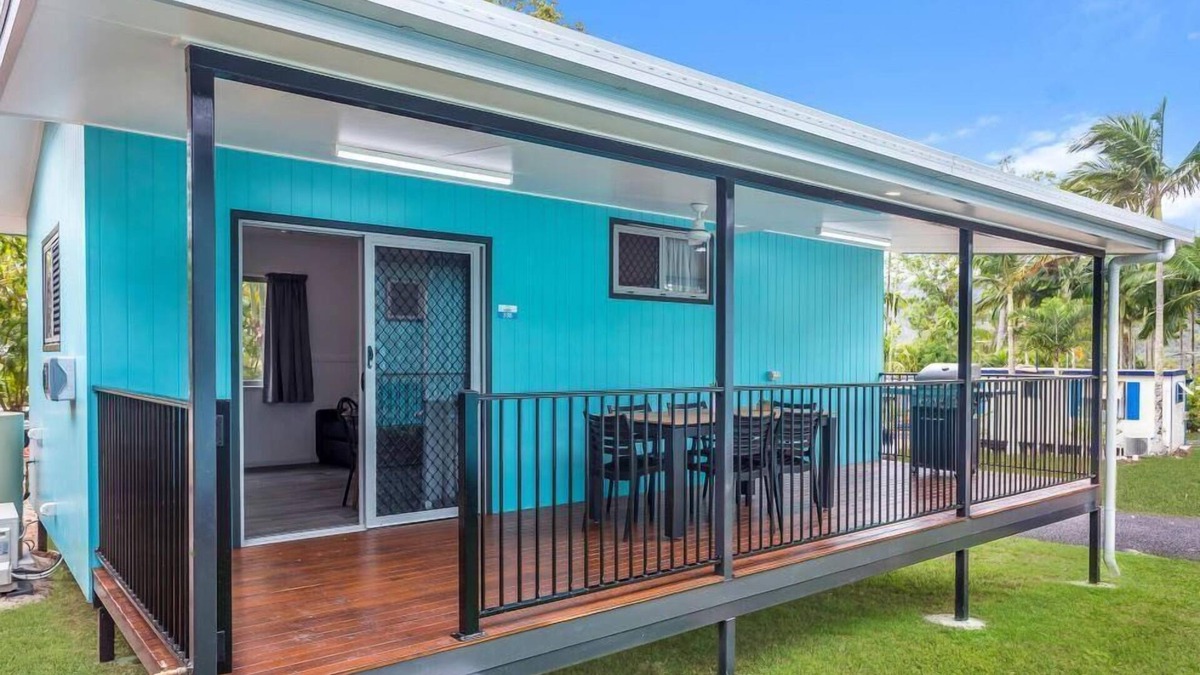 Tinaroo Villa | Deluxe Villa 1 BR - Fully self-contained, 1 Queen, Sofa, Single Bunk Beds