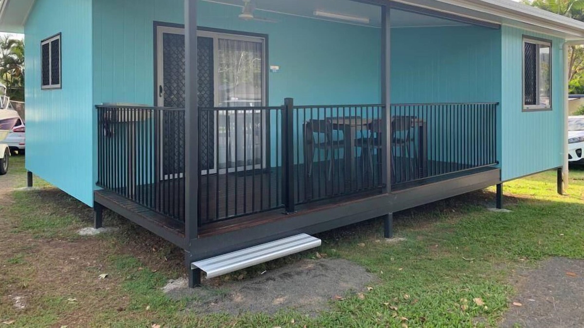 Tinaroo Villa | Deluxe Villa 2 BR - Fully self-contained, 1 Queen, 1 Sofa, 1 Bed