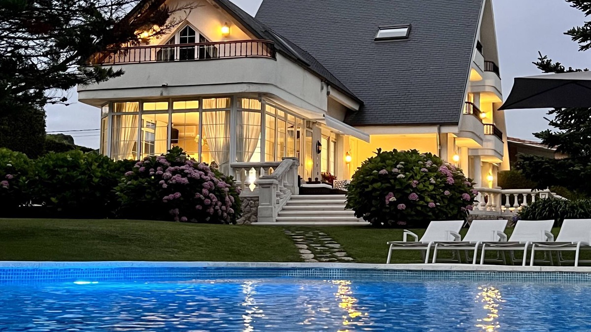 Camargo Villa | Deluxe Villa with swimming pool,garden and Spa, 6 km to the beach