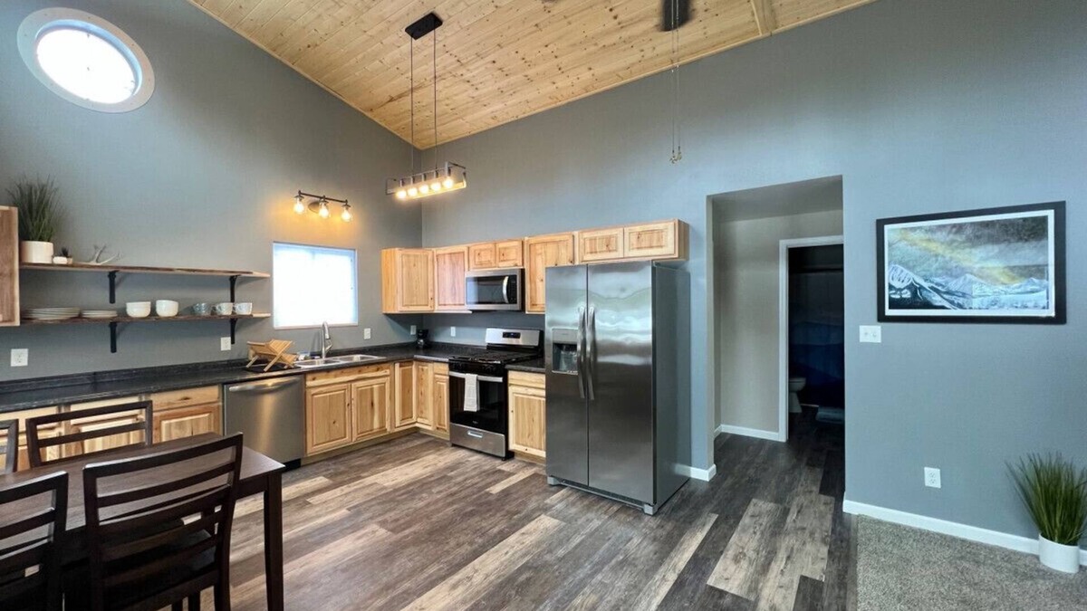 Questa Woods House | Denali cabin. New build! 2 bed 1 bath with large deck