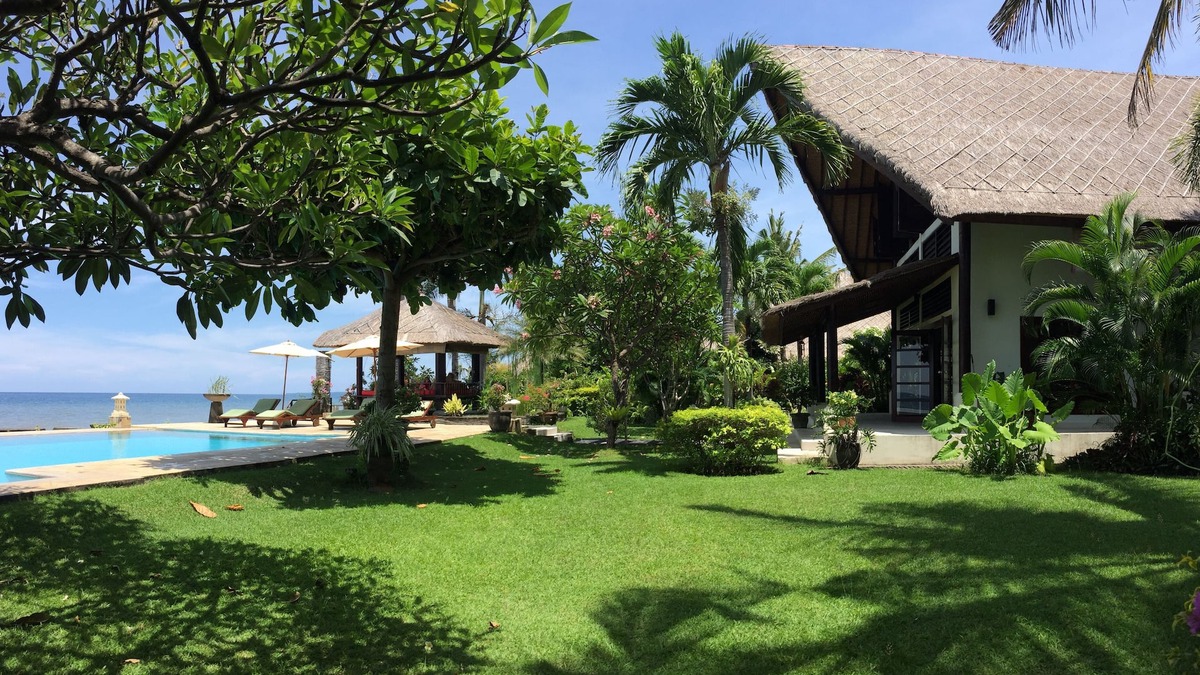 Dencarik Villa | DENCARIK/LOVINA LUXURY VILLA WITH PRIVATE POOL DIRECTLY AT THE BEACH