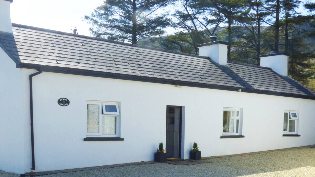 Killybegs Cottage | DENIS'S COTTAGE, pet friendly in Ardara, County Donegal