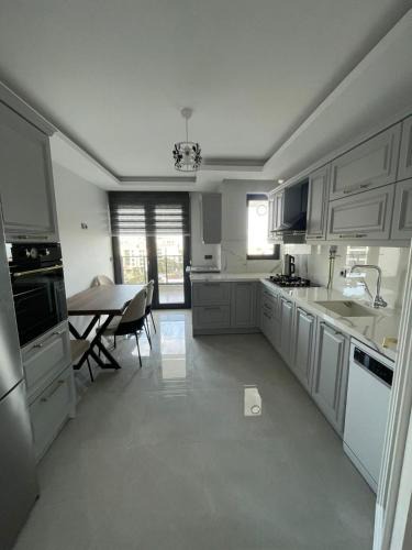 Yomra Apartment | Deniz ve Şehir Manzaralı Lüks Kiralık Daireler