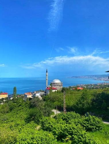 Akcaabat Villa | Denizin ve doğanın birleştiği yerde mükemmel bir tatil için mükemmel bir villa 9 yataklı- 4 yatak odalı-3 banyolu-3 klimalı