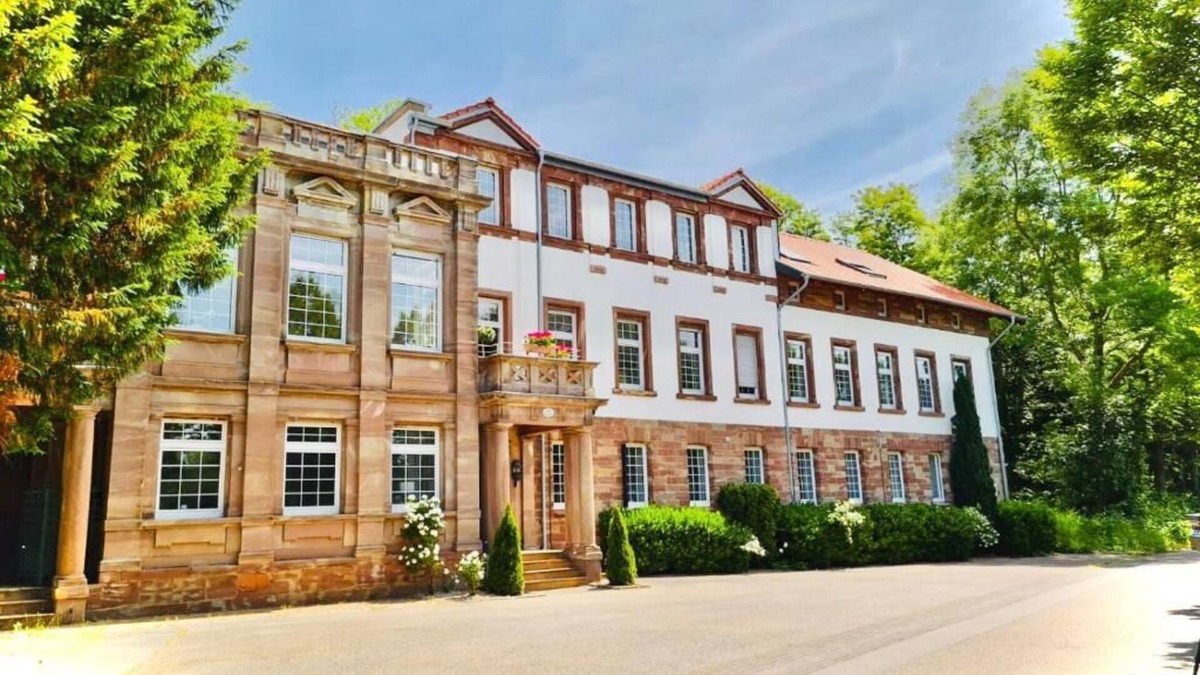 Kleinblittersdorf Apartment | Denkmalgeschütztes, Historisches Gebäude in Einer Erholsamen Umgebung