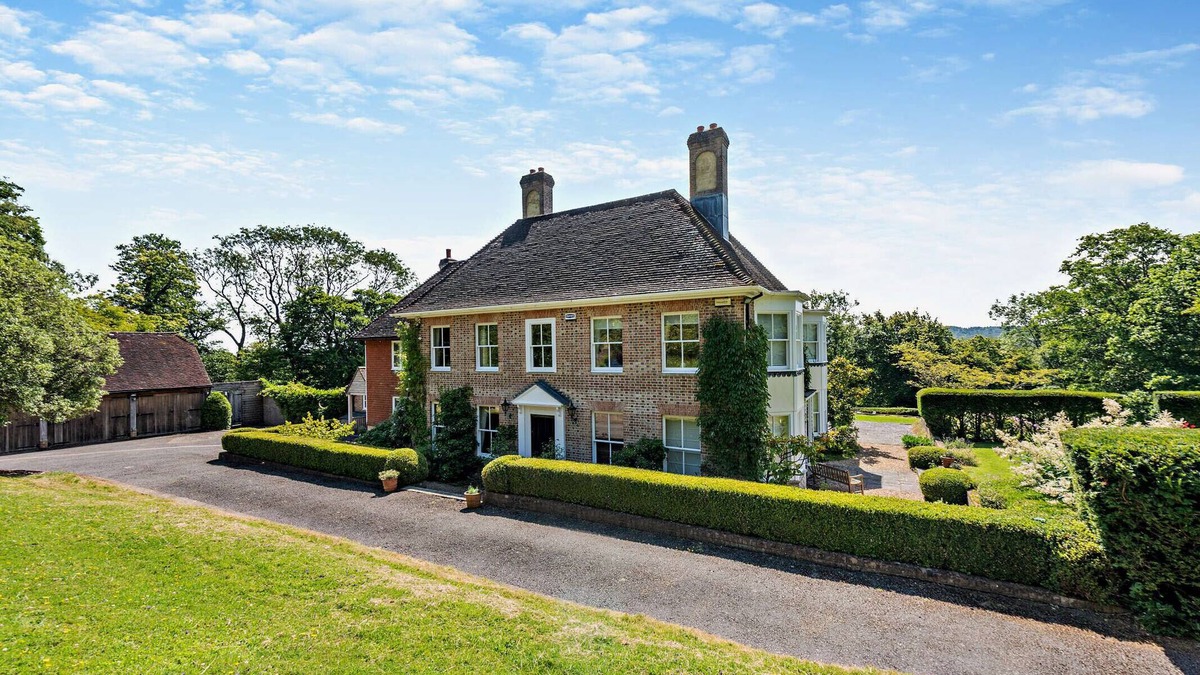 Robertsbridge House | Denswood House - Six Bedroom House, Sleeps 12
