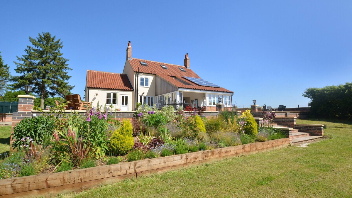 East Dereham House | Dentford Heights - Five Bedroom House, Sleeps 8