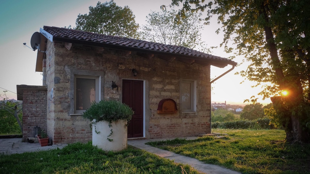 San Maurizio House | Dependance Rose, a romantic living room with double bed and bathroom