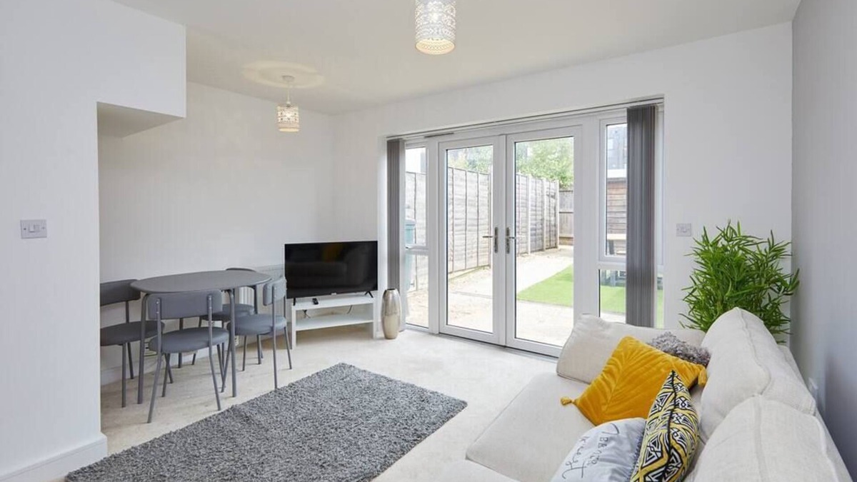 Derby House | Derby City Base - 2 Bed Near Hospital, Driveway Parking, Garden