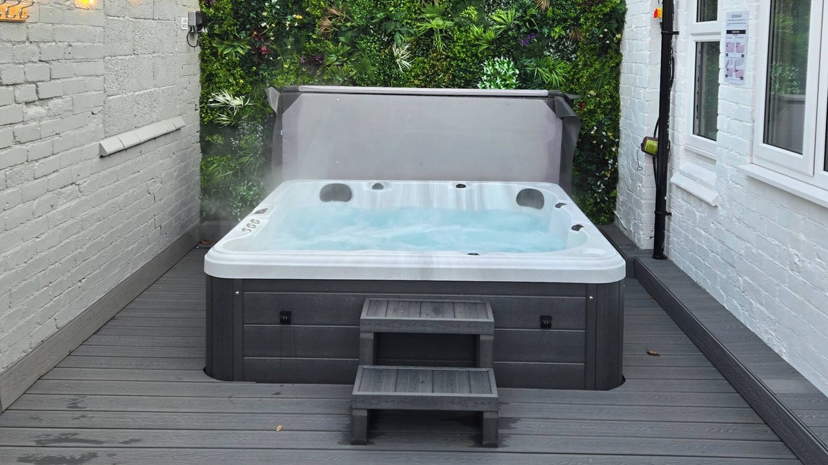 Derby Apartment | Derby City Centre Apartment with Roof Top Hot Tub