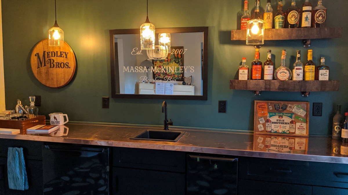 Buechel House | Derby/PGA Ready Retreat with Curated Bourbon Bar - 5 BR 3.5 Bath - Sleeps12!