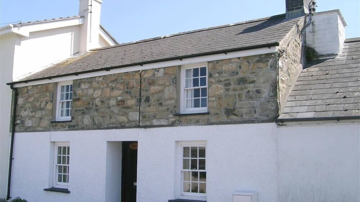 Newport Cottage | DERLWYN, pet friendly, with open fire in Newport, Pembrokeshire
