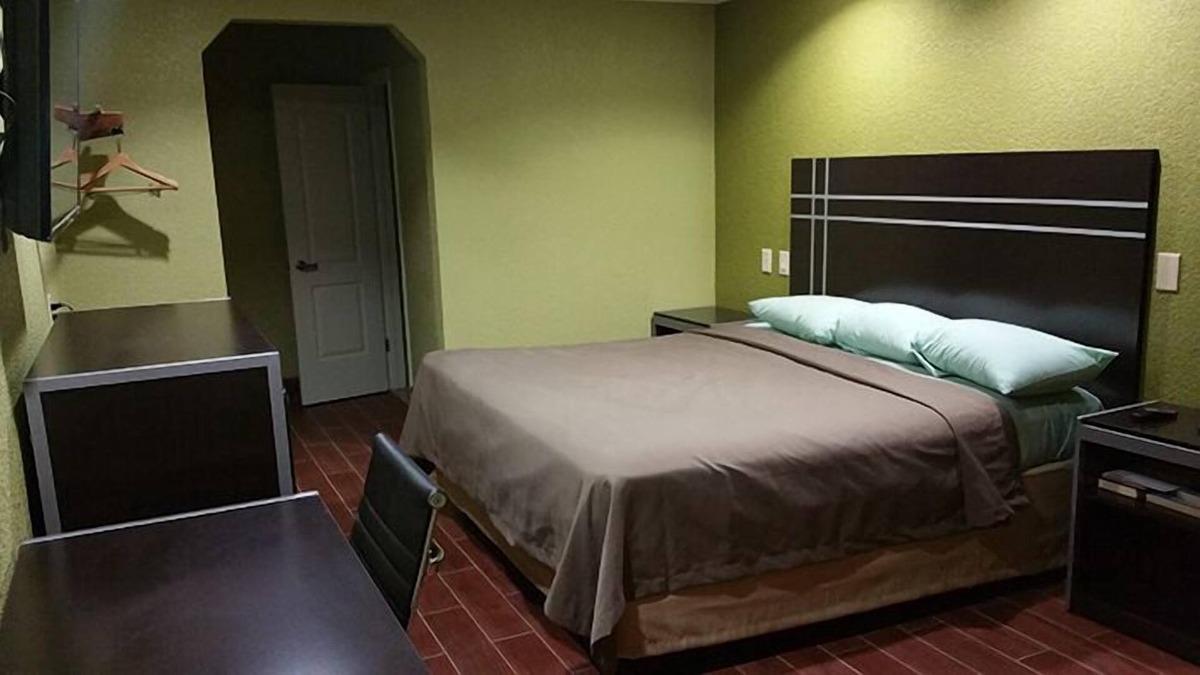 Big Lake Hotel | Derrick Inn