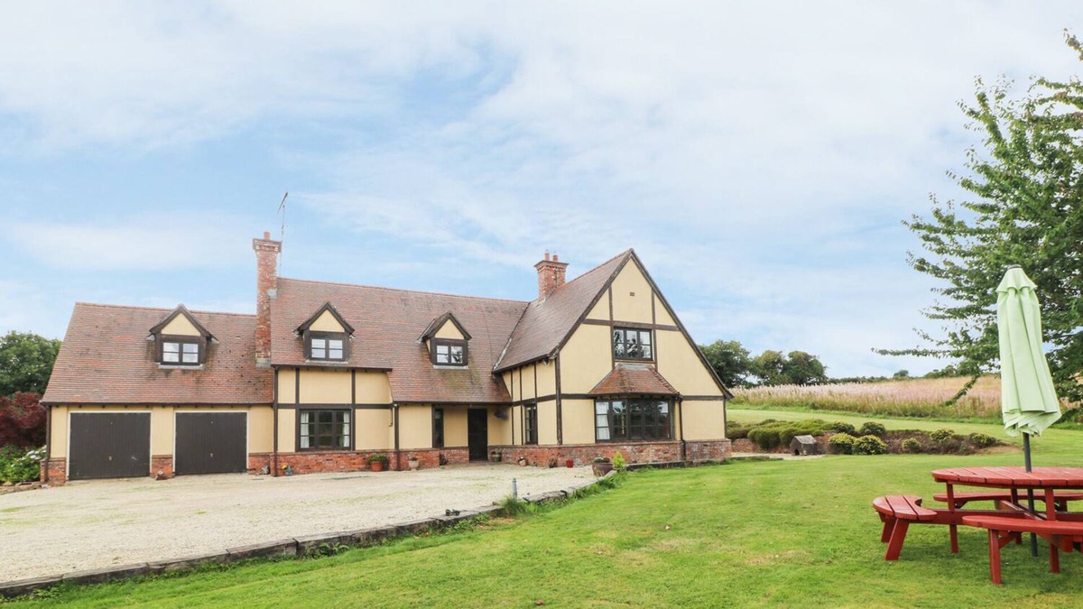 Aughrim Cottage | DERRYWATER HOUSE, pet friendly in Aughrim, County Wicklow