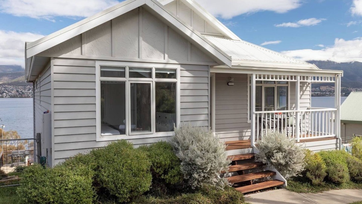 Otago Cottage | Derwent River Cottage Tranquil Waterfront Living