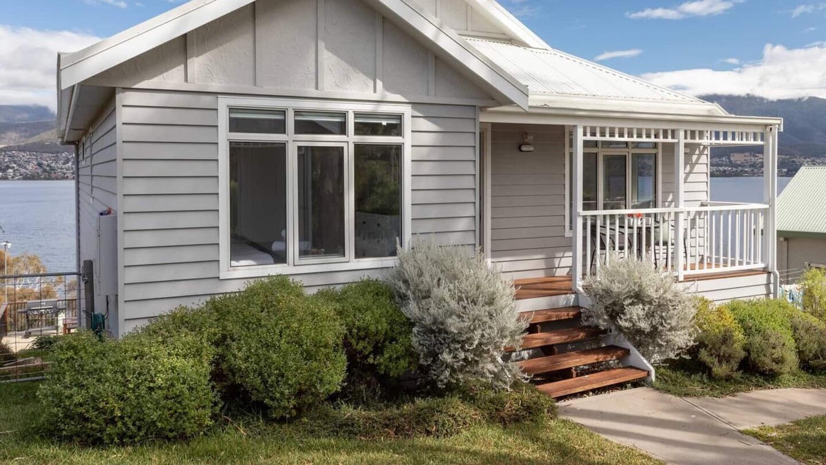 Otago Cottage | Derwent River Cottage Tranquil Waterfront Living