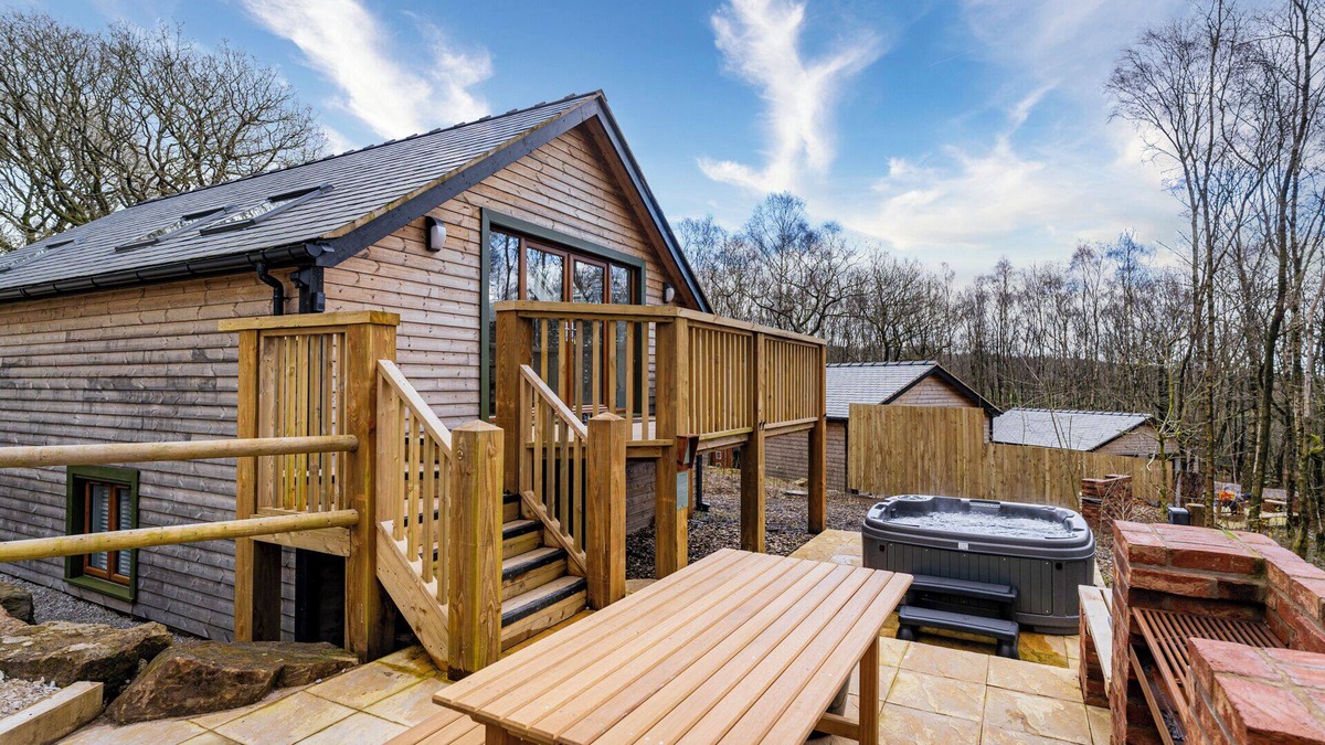 Farley Cabin | Derwent; woodland lodge for 6 with hot tub, BBQ, near Alton Towers.